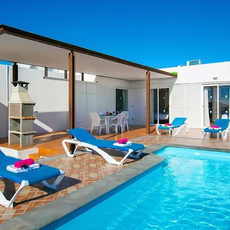 Playa Blanca Sleeps 6 Air Con Wifi וילה